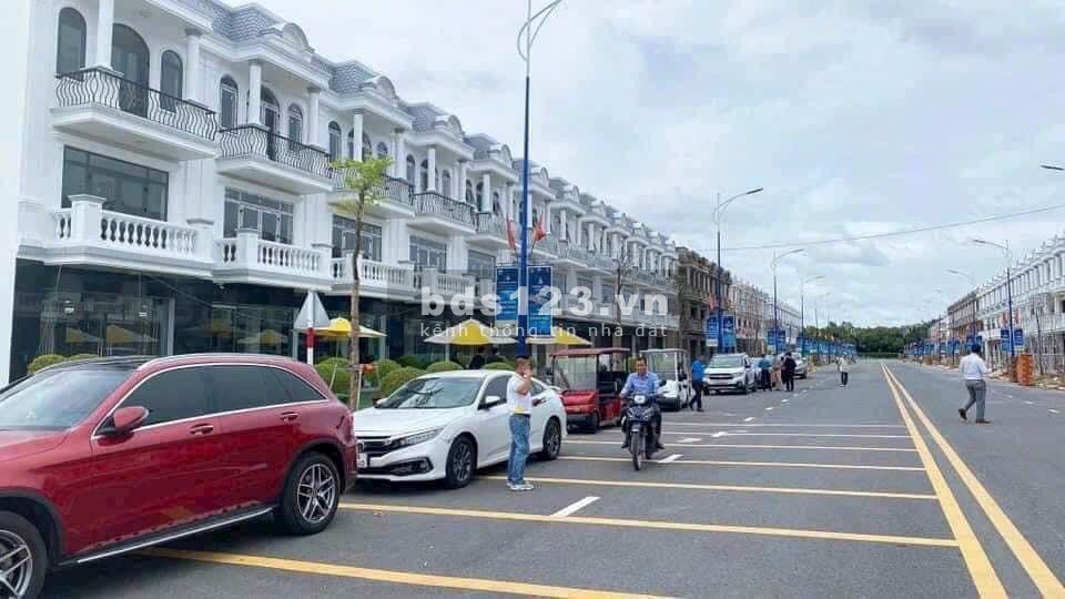 Nhà phố 100m2, 1 trệt 2 lầu, 3PN, 2WC. Giá 2,2ty, sổ sẳn, công chứng ngay, tiện ích đầy đủ