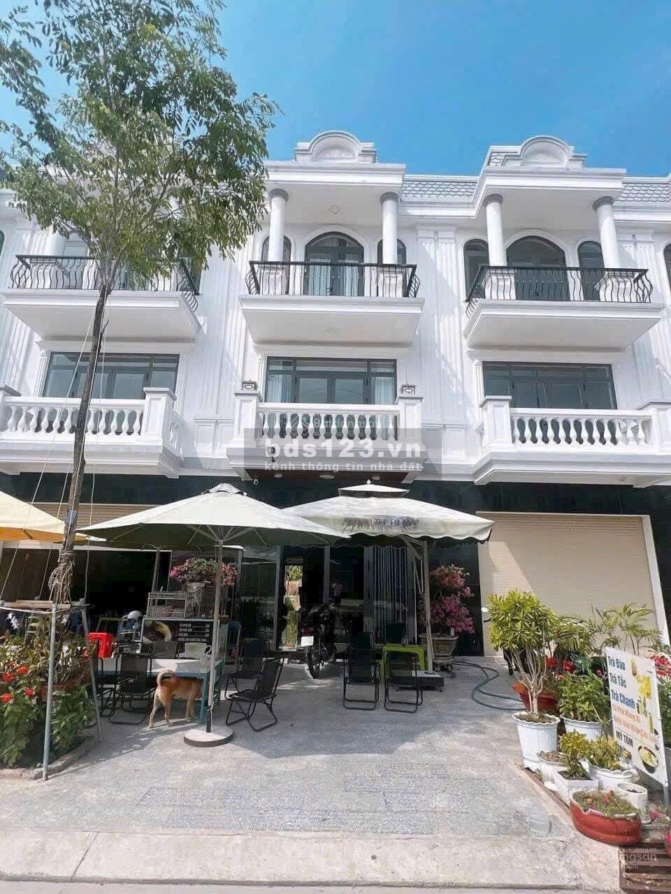 Nhà phố 100m2, 1 trệt 2 lầu, 3PN, 2WC. Giá 2,2ty, sổ sẳn, công chứng ngay, tiện ích đầy đủ
