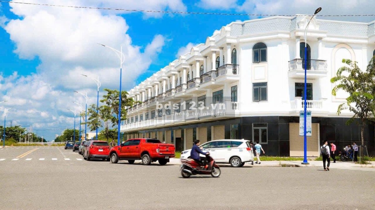 Nhà phố 100m2, 1 trệt 2 lầu, 3PN, 2WC. Giá 2,2ty, sổ sẳn, công chứng ngay, tiện ích đầy đủ