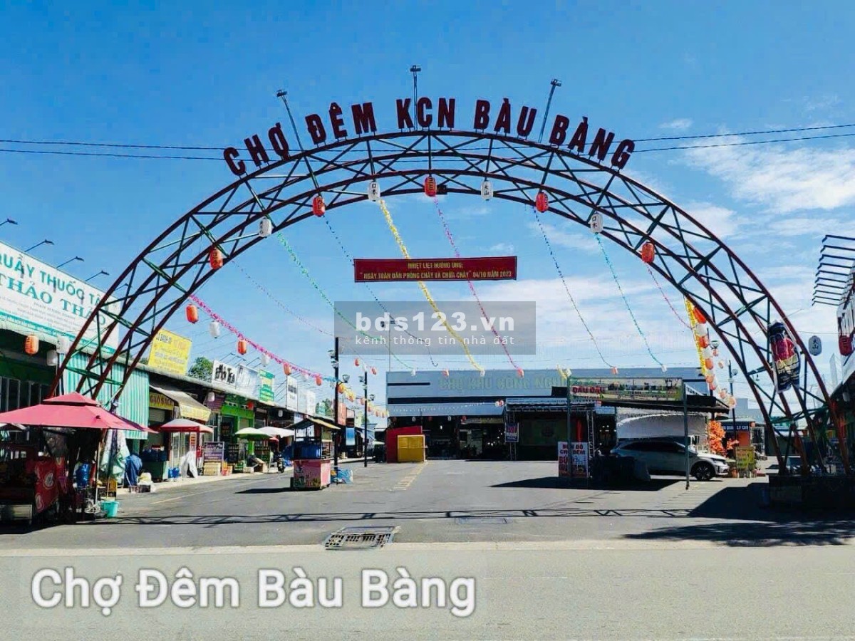 Nhà phố 100m2, 1 trệt 2 lầu, 3PN, 2WC. Giá 2,2ty, sổ sẳn, công chứng ngay, tiện ích đầy đủ