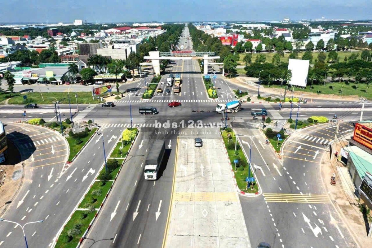 Nhà phố 100m2, 1 trệt 2 lầu, 3PN, 2WC. Giá 2,2ty, sổ sẳn, công chứng ngay, tiện ích đầy đủ