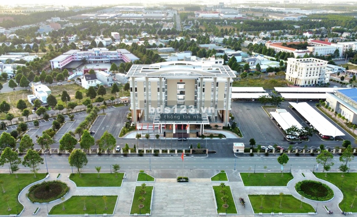 Nhà phố 100m2, 1 trệt 2 lầu, 3PN, 2WC. Giá 2,2ty, sổ sẳn, công chứng ngay, tiện ích đầy đủ