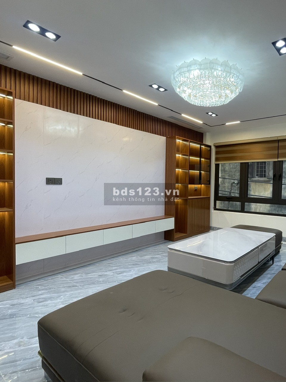 Nhà thiết kế độc đáo chuẩn theo style Châu Âu, nằm ngay giữa lòng Long Biên