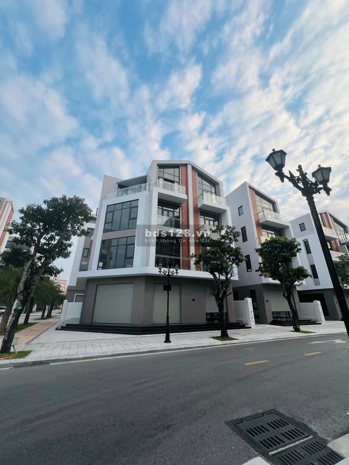 Bán BT đơn lập 286m view hồ, mặt phố đi bộ tại Vinhomes Ocean Park 3 giá 49 tỷ