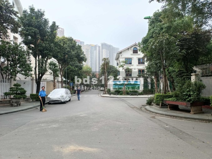 Do nhu cầu gia đình, tôi cần bán căn góc biệt thự Làng Việt Kiều Châu Âu.