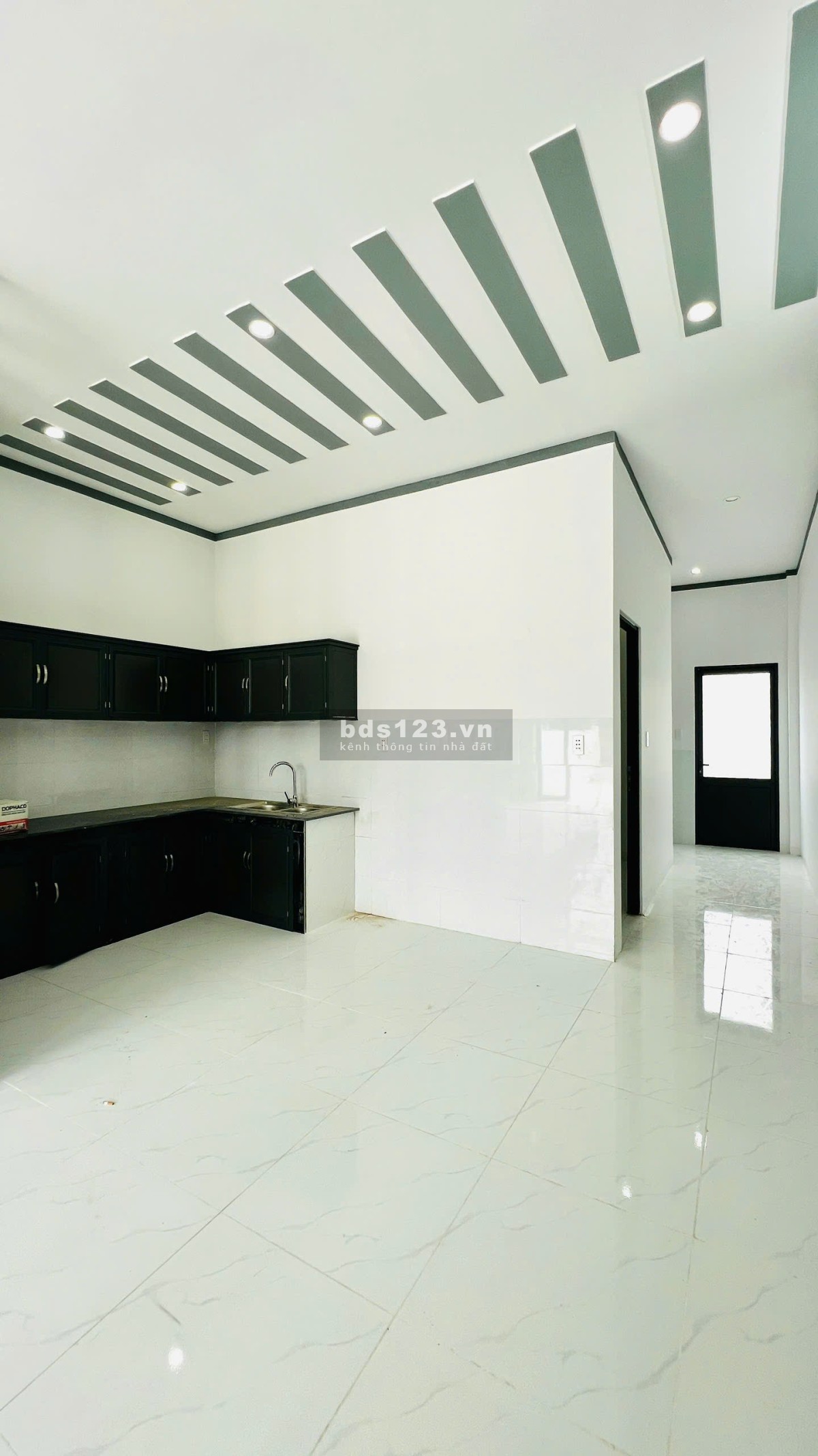 Nhà đẹp 1 trệt 1 lầu mới xây ngay cuối đường Đồng Khỏi mới xây DT 20x5 sổ riêng