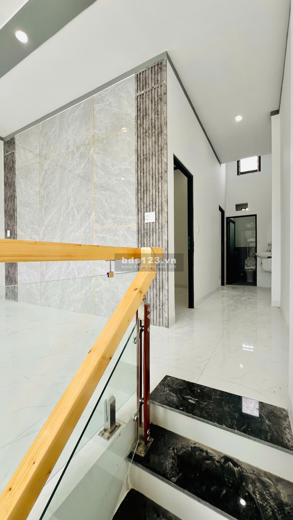 Nhà đẹp 1 trệt 1 lầu mới xây ngay cuối đường Đồng Khỏi mới xây DT 20x5 sổ riêng