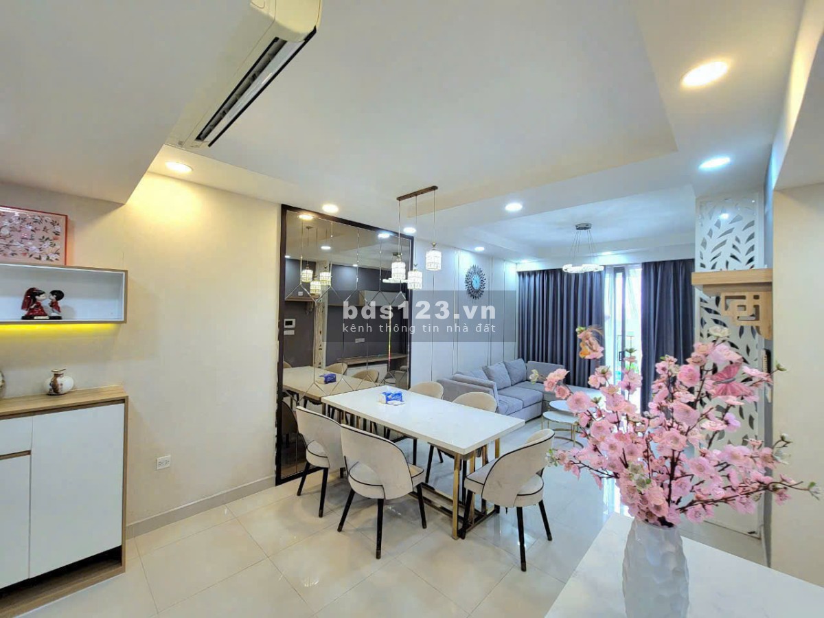 Gia đình cần bán CH Satra Eximland 88m2, 2pn, 2wc, căn góc, hướng mát, tặng NT, có SH. Giá: 5 tỷ TL
