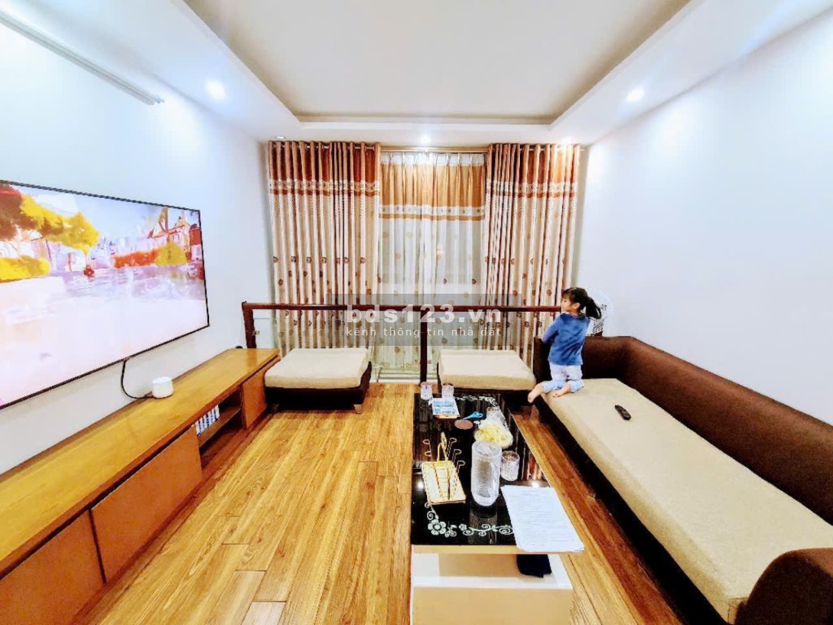 Bán Nhà Bằng Liệt - Hoàng Mai, DT 33m2 x 5T, MT 4M2, Giá Hơn 5 tỷ, Nhà Mới Koong, OTO Gần