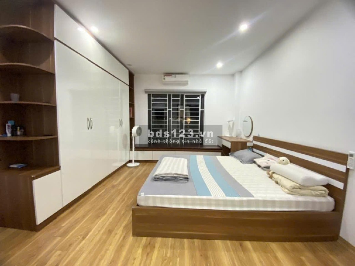 Bán Nhà Bằng Liệt - Hoàng Mai, DT 33m2 x 5T, MT 4M2, Giá Hơn 5 tỷ, Nhà Mới Koong, OTO Gần