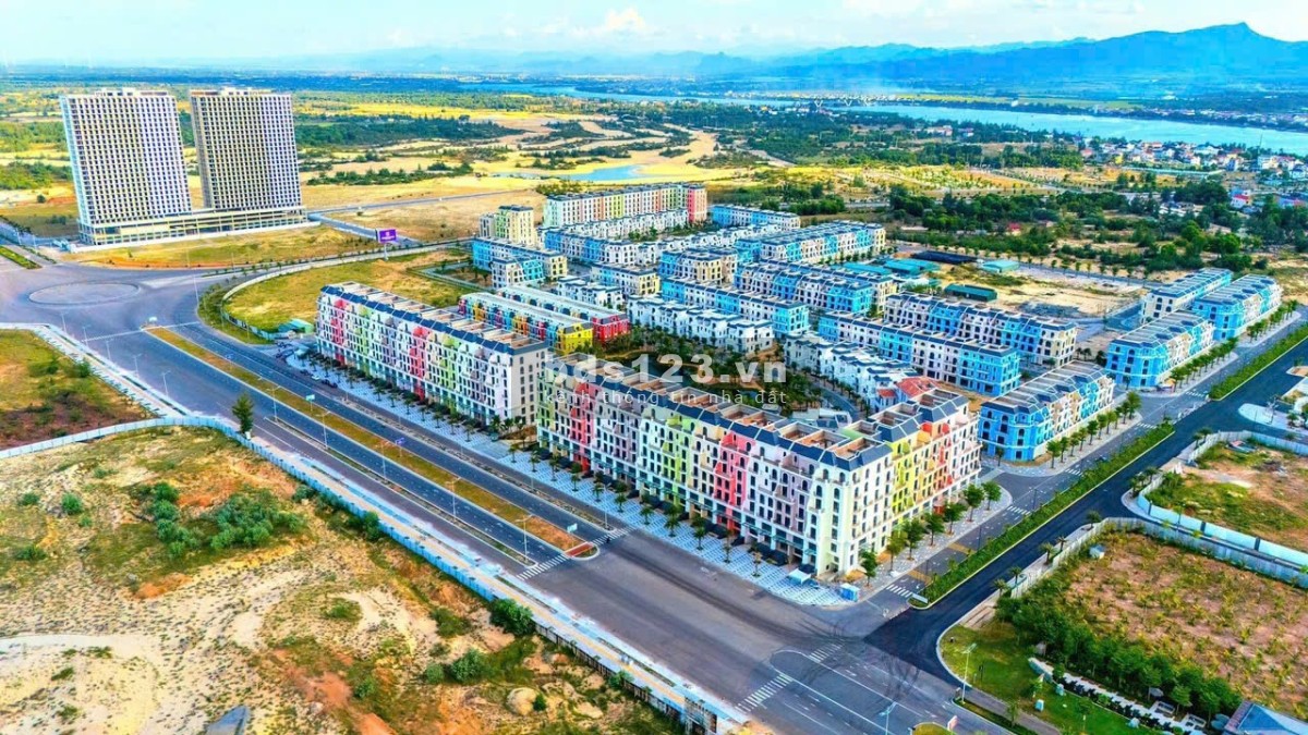 Căn khách sạn 8 tầng giá nét view BIỂN SÂN golf Đồng Hới