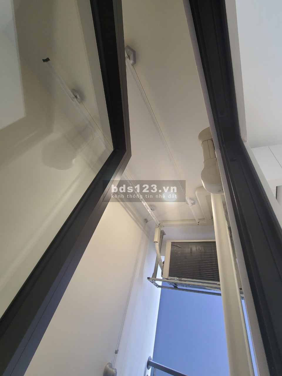 Cần bán nhanh Studio 28m2 Đông Bắc sát nhà gửi xe 2.1tỷ Vinhomes Smart
