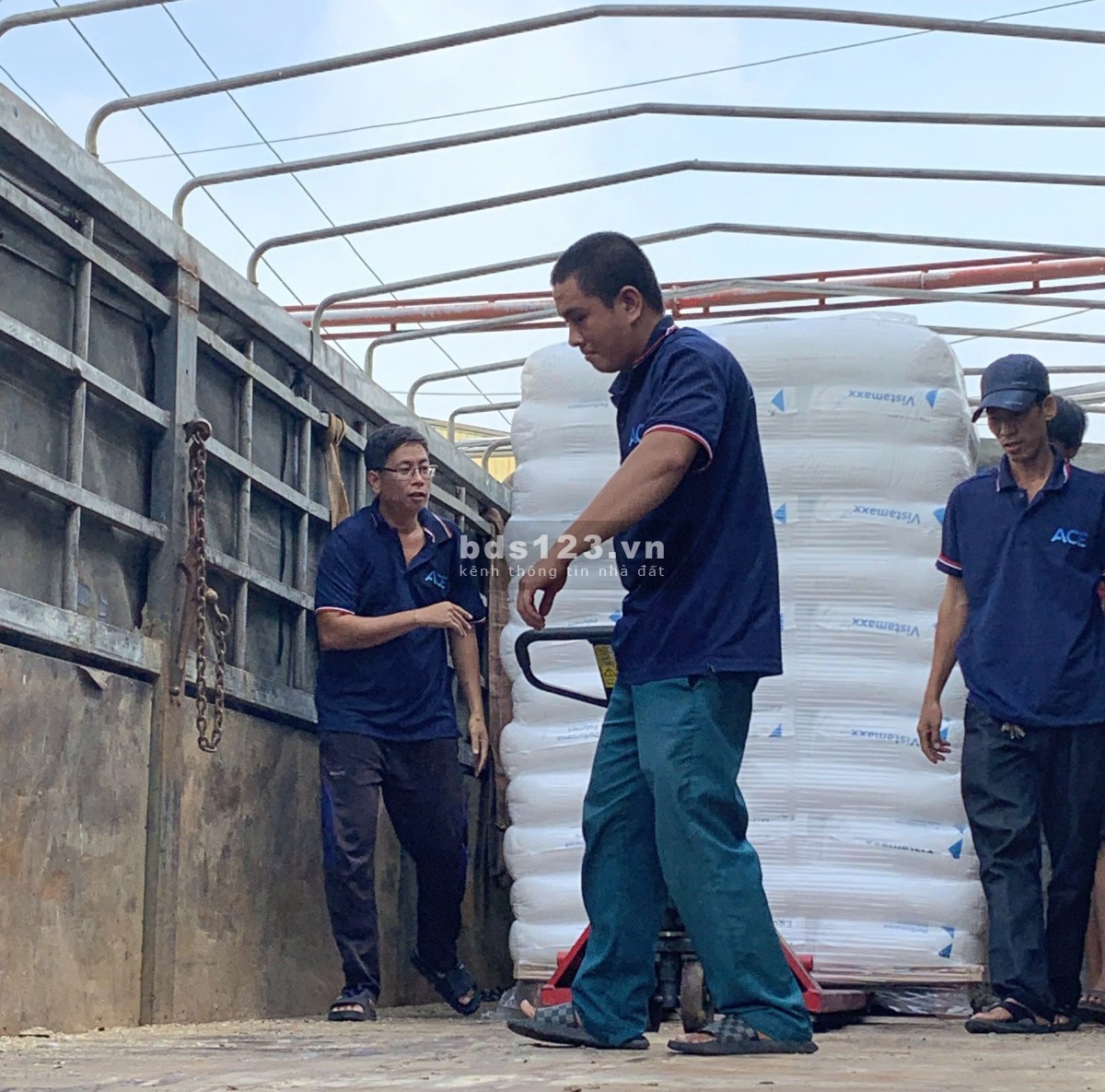 Còn các kho trống: kho tự quản có chìa khóa riêng, kho nhỏ, kho to, kho theo ô kệ,…