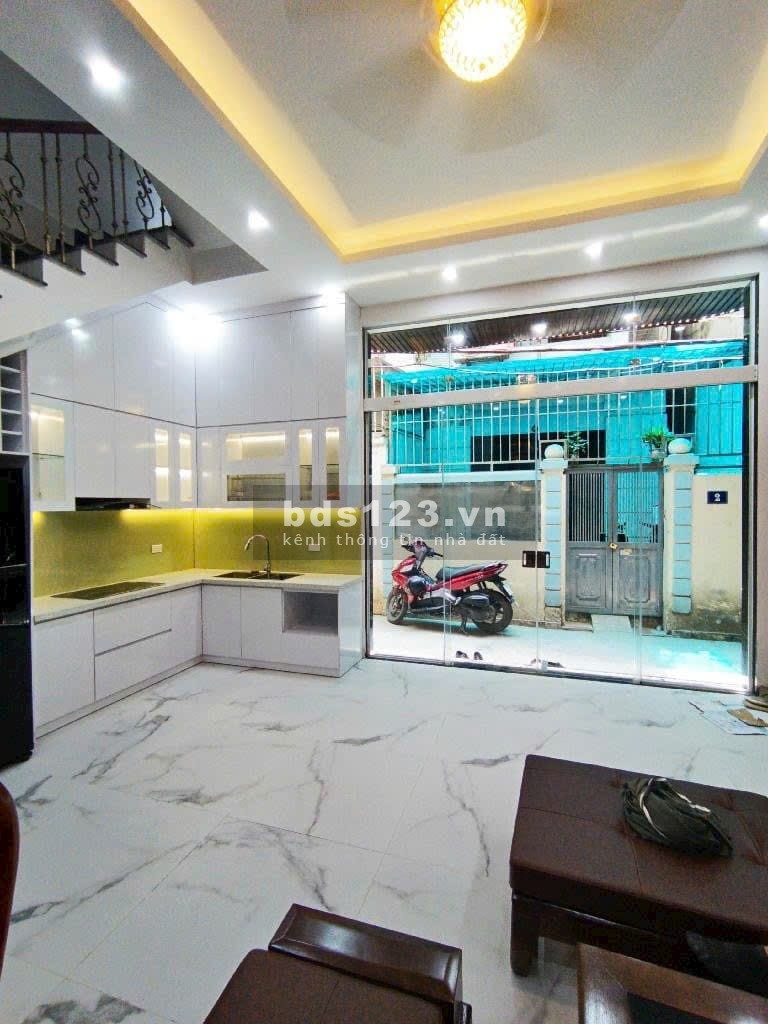 Giáp Bát, Hoàng Mai, 35m2, 4 tầng, 6,8 tỷ. Vị trí cực đẹp, BX Giáp Bát, trường học C1,2,3