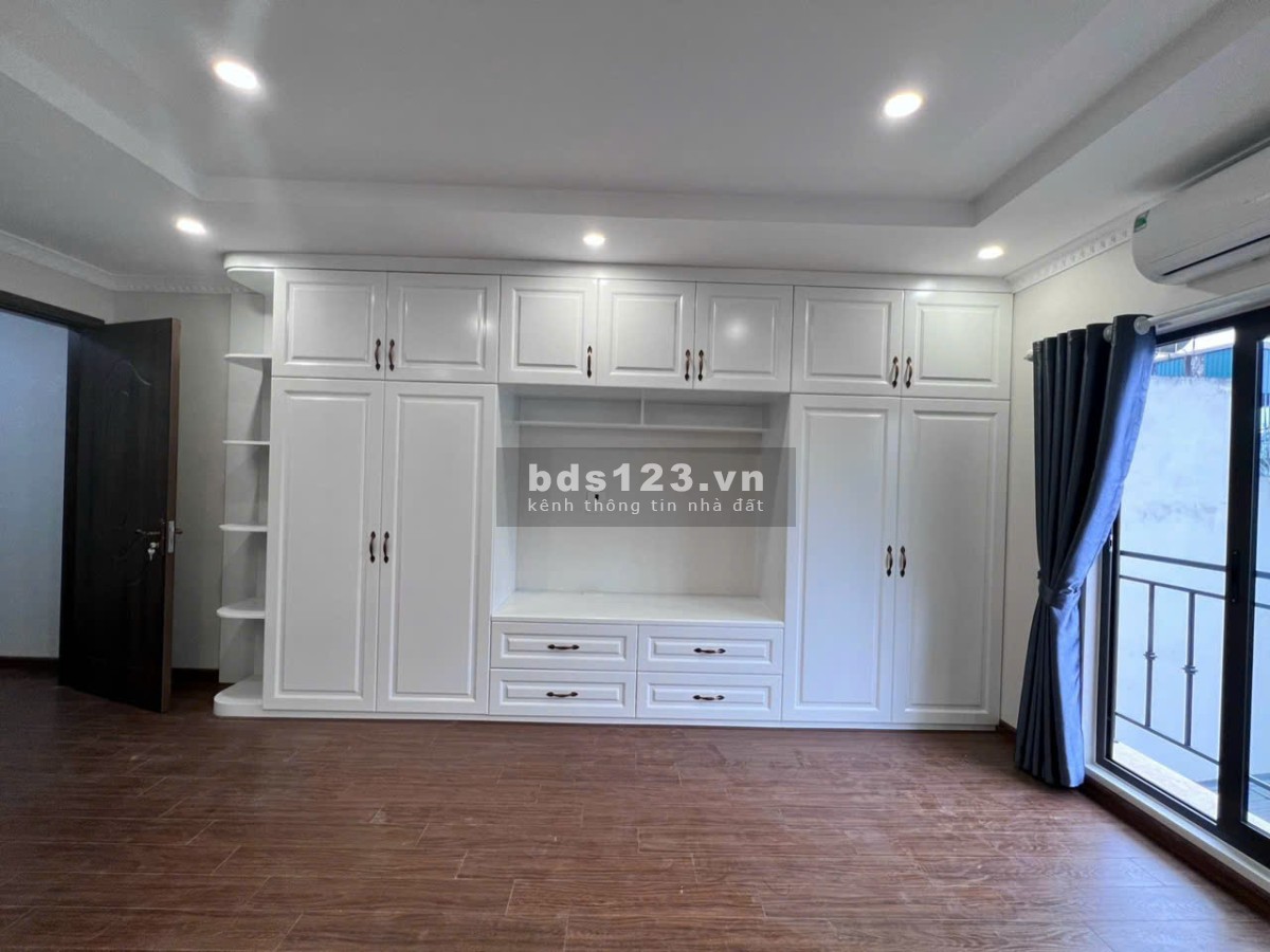 Bán Nhà 6 Tầng 1 Tum Thang Máy Ngõ Rộng Tại Phố Trạm, P. Long Biên
