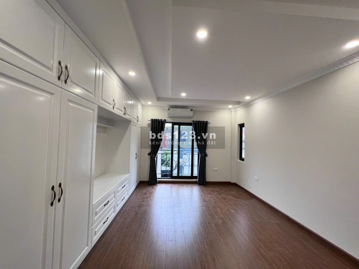 Bán Nhà 6 Tầng 1 Tum Thang Máy Ngõ Rộng Tại Phố Trạm, P. Long Biên