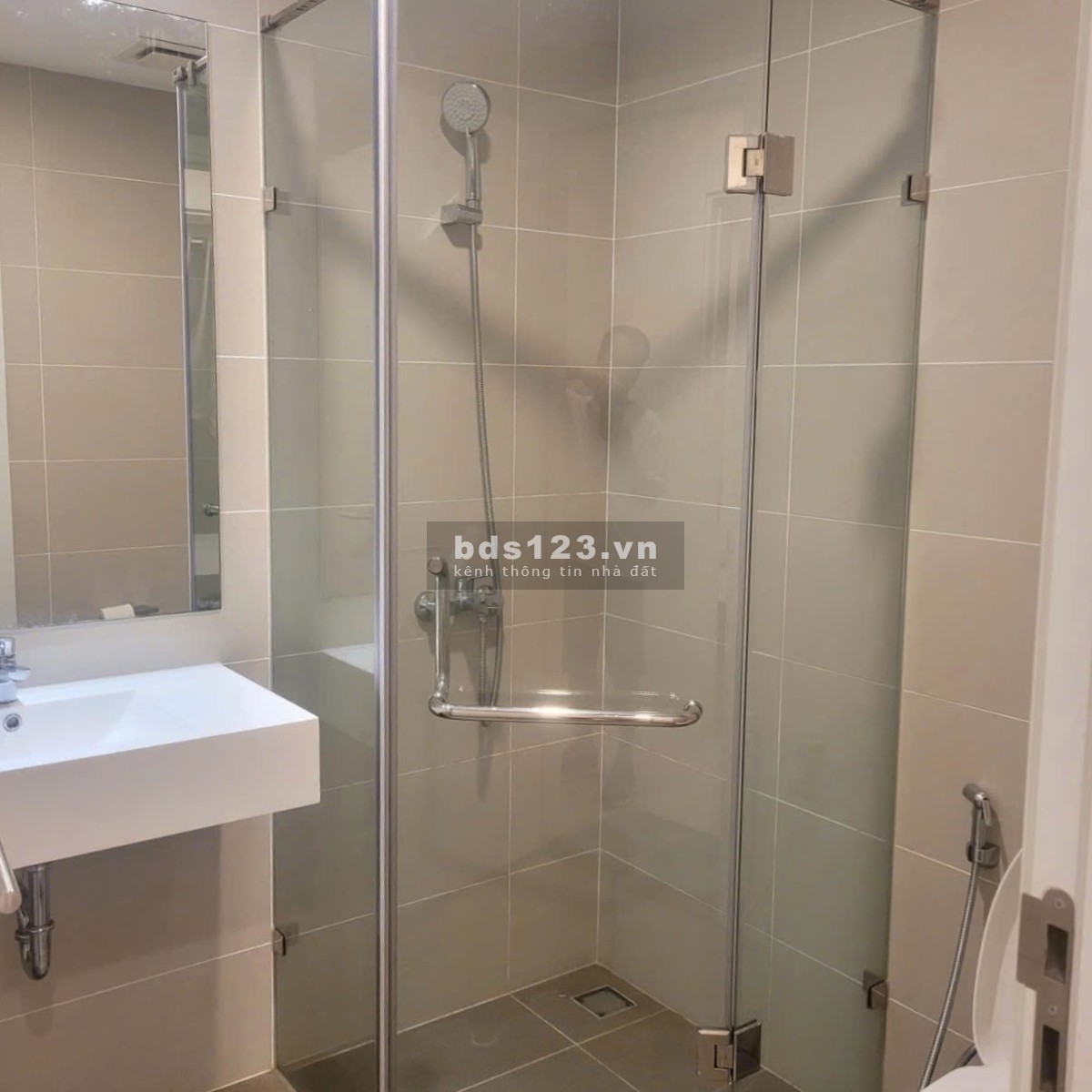 Cho thuê căn hộ giá rẻ 2PN/75m2 đồ cơ bản tại Kosmo Tây Hồ!