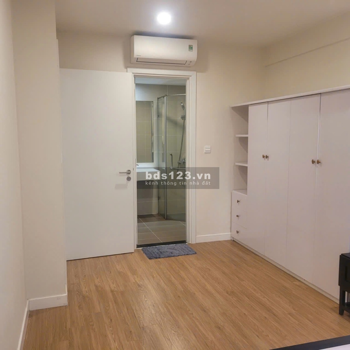 Cho thuê căn hộ giá rẻ 2PN/75m2 đồ cơ bản tại Kosmo Tây Hồ!