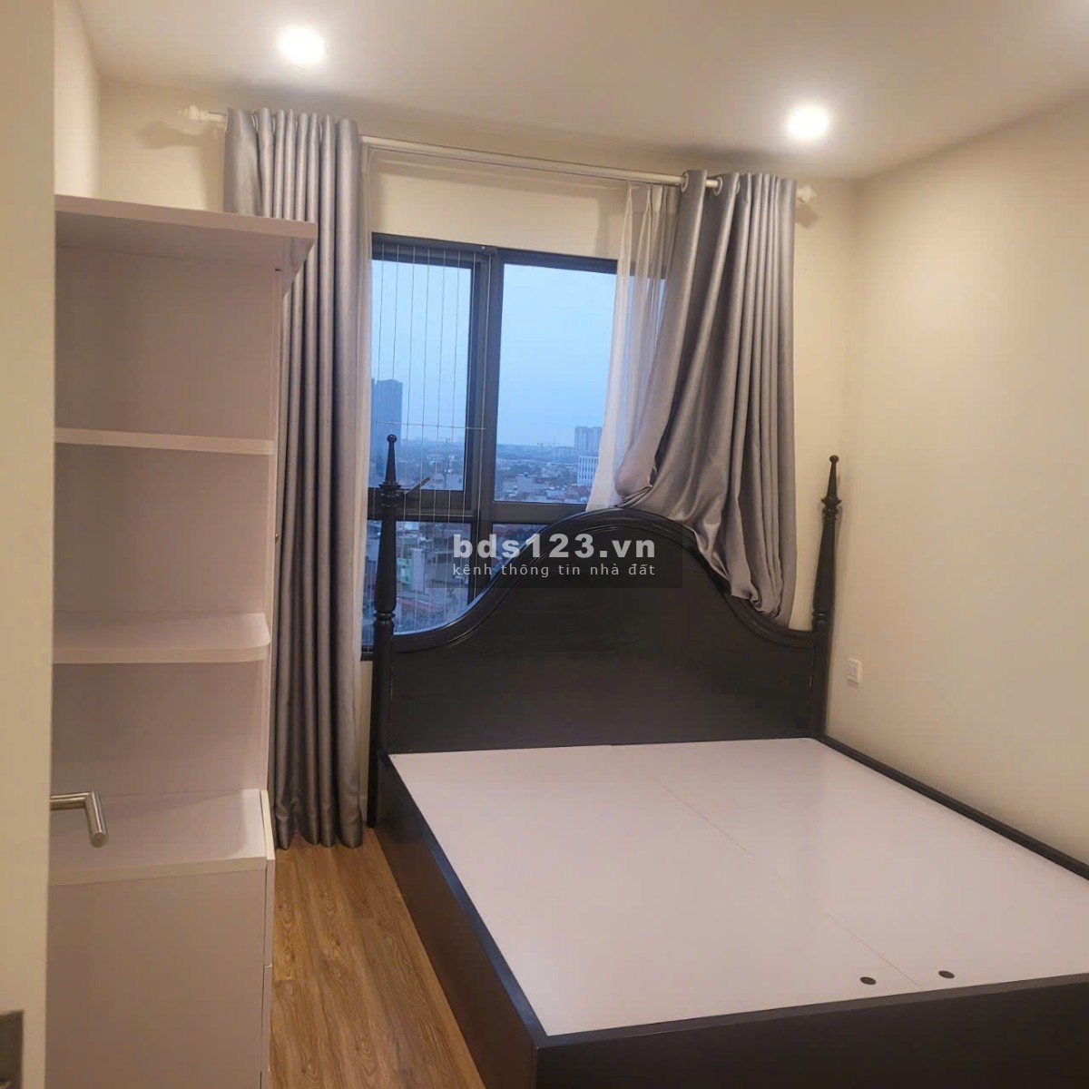 Cho thuê căn hộ giá rẻ 2PN/75m2 đồ cơ bản tại Kosmo Tây Hồ!