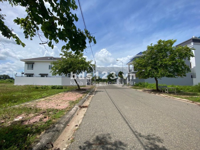 Ngộp bank bán gấp lô đất bên cạnh nhà biệt thự cách sân bay 1km