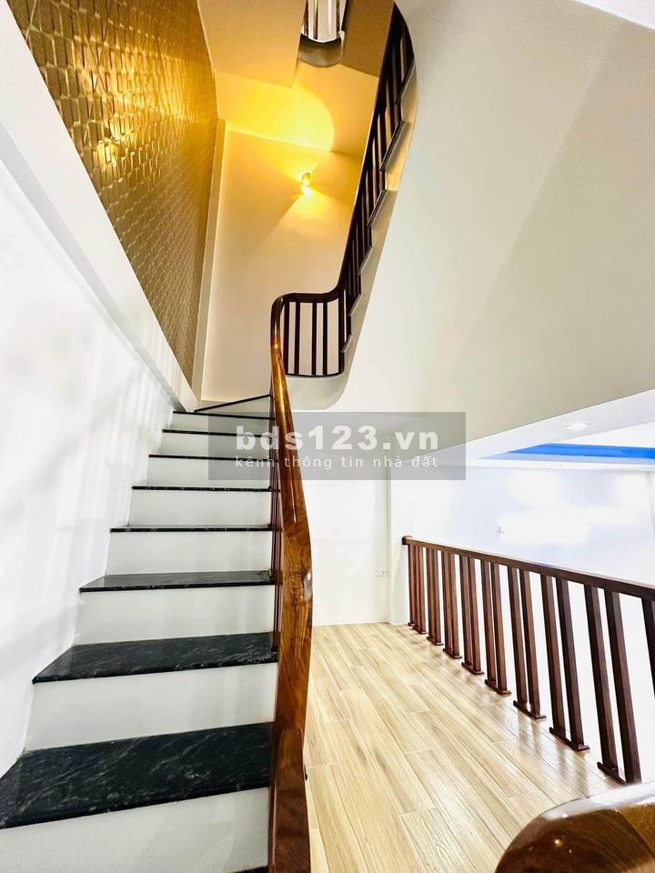 BÁN NHÀ ĐÊ LA THÀNH 58M X 5T - MẶT TIỀN 5M - MẶT NGÕ THÔNG KINH DOANH SẦM UẤT - NGÕ CẠNH ĐẠI HỌC