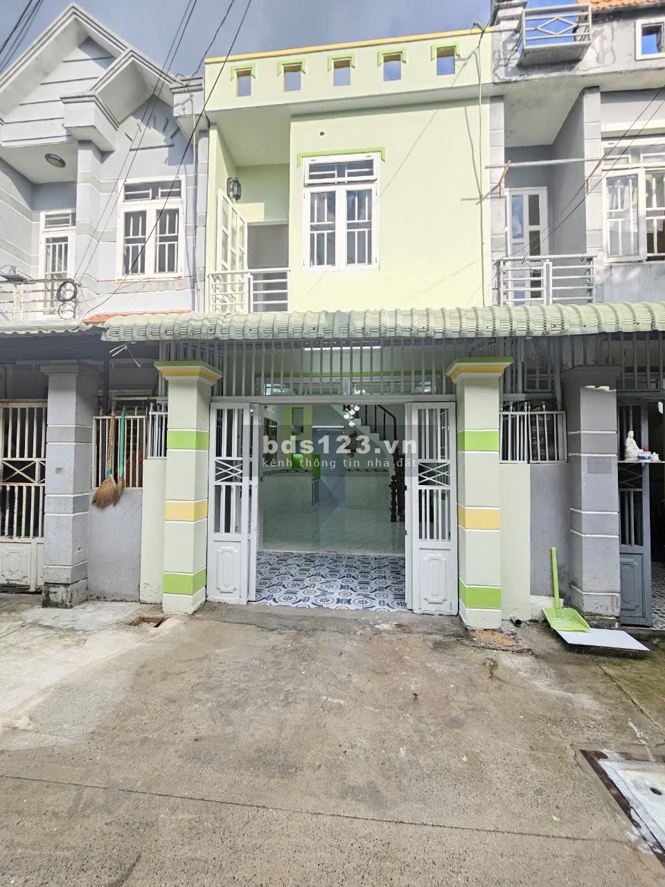Bán nhà xã Xuân Thới Sơn. Hẻm 4m, xe hơi đậu cửa