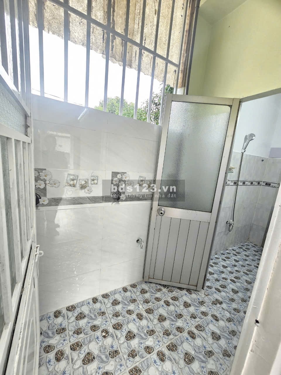 Bán nhà xã Xuân Thới Sơn. Hẻm 4m, xe hơi đậu cửa