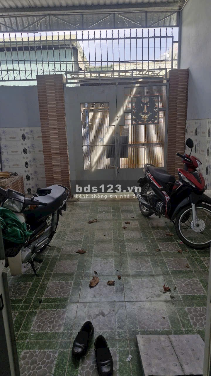 Bán nhà ngay chợ Xuân Thới Thượng, đường thông 3m