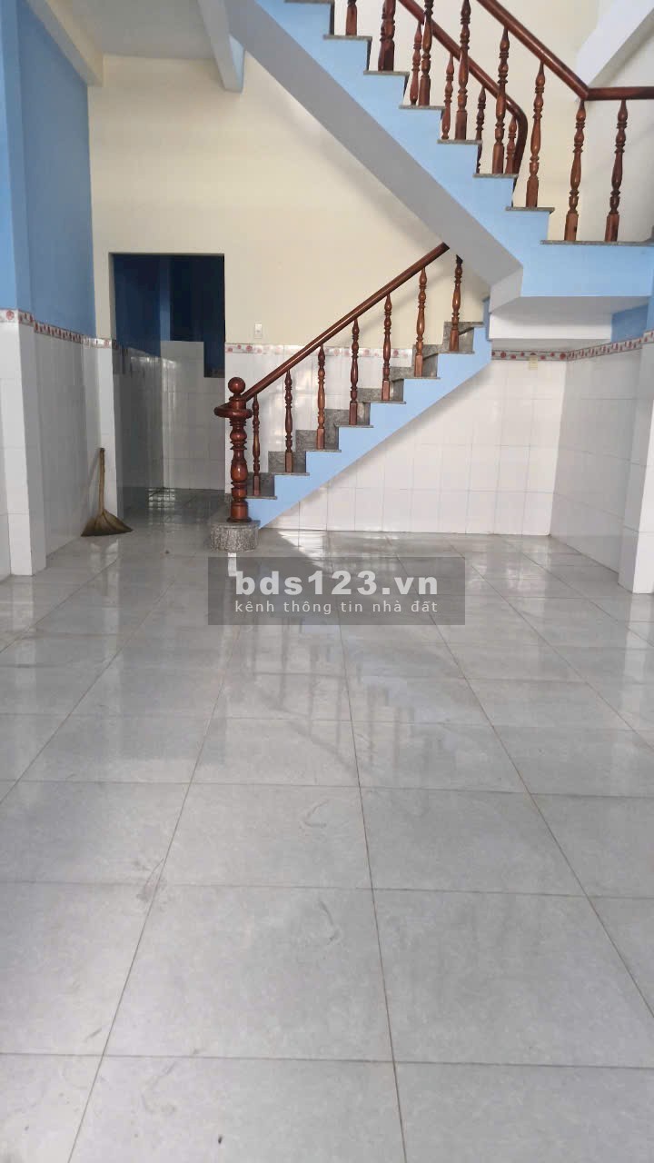 Bán nhà ngay chợ Xuân Thới Thượng, đường thông 3m