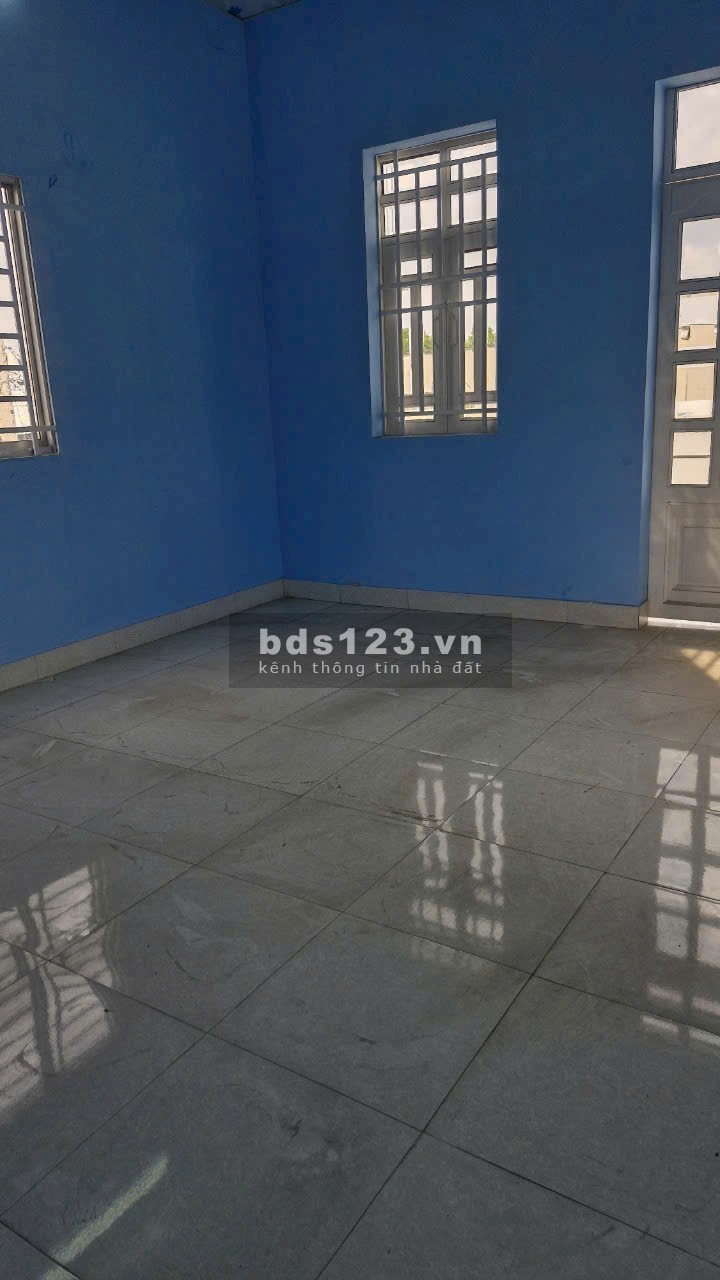 Bán nhà ngay chợ Xuân Thới Thượng, đường thông 3m