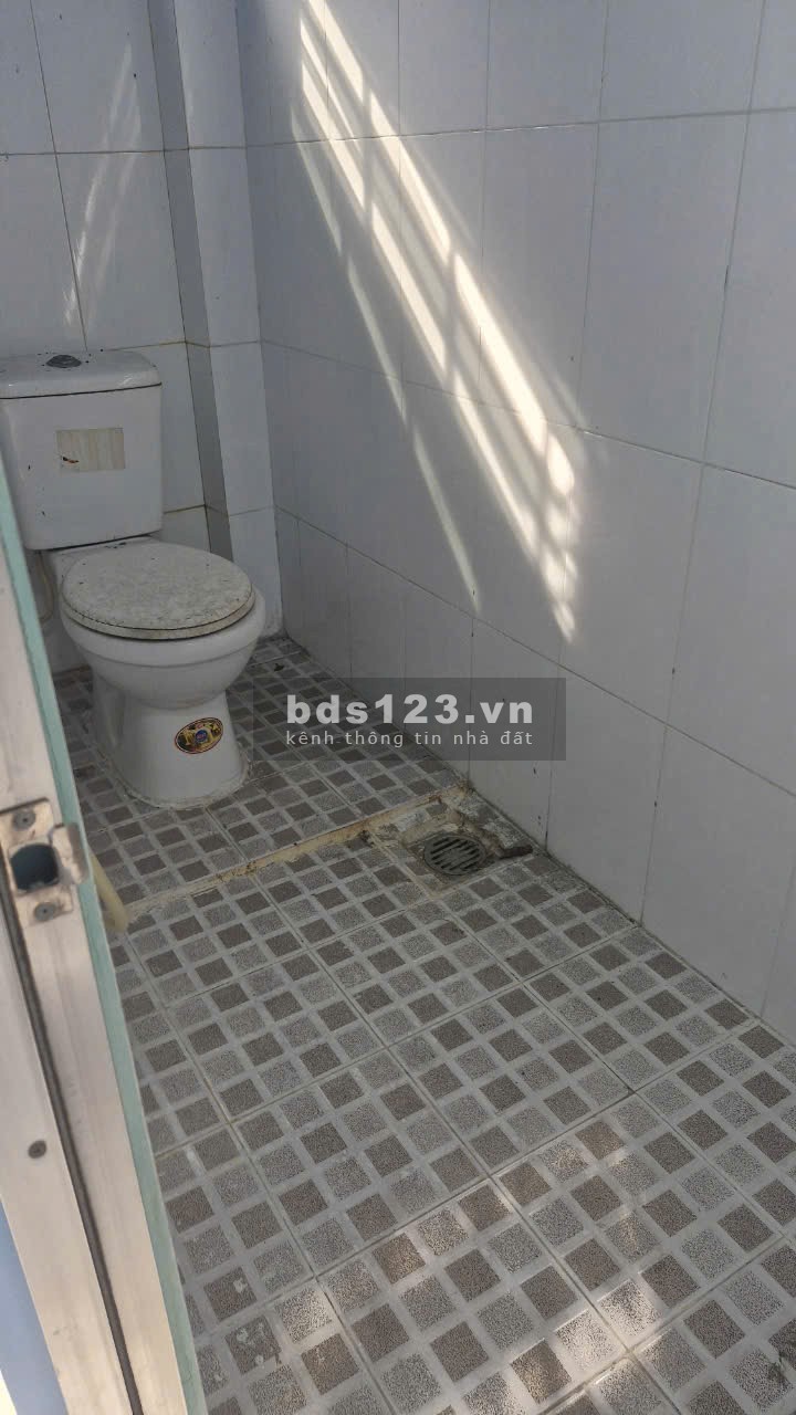 Bán nhà ngay chợ Xuân Thới Thượng, đường thông 3m