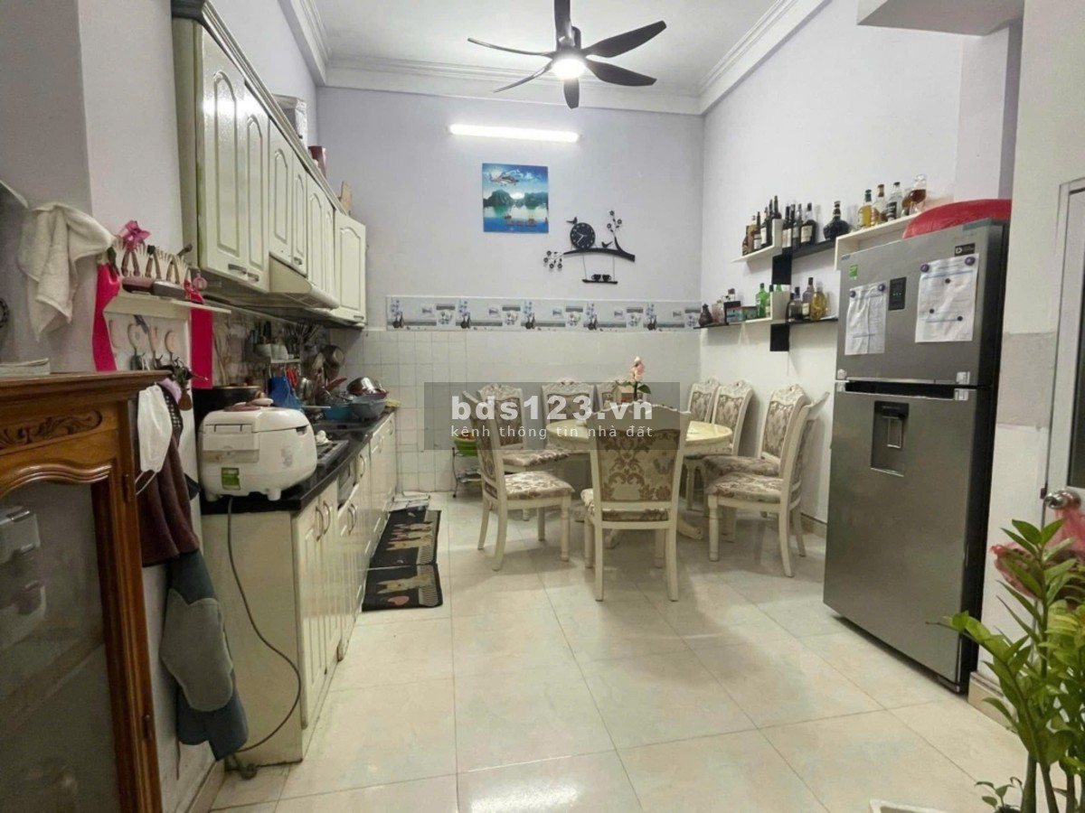 Bán nhà Hoàng Văn Thái. Nhà dân xây khung cột bê tông, oto tránh cách 15m, thoáng trước sau