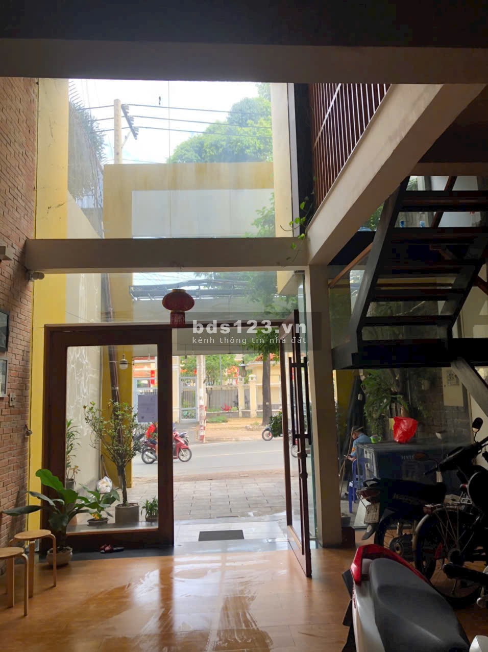 Cho thuê nhà mặt tiền Võ Văn Ngân, Thủ Đức, 1 trệt, 3 lầu, 40tr/tháng.