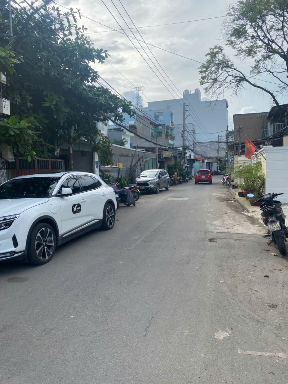 Nhà đẹp lung linh 3 tầng,84.5 m2, nhà mới. Hẻm Xe tải né nhau, thông các đường, gần Bệnh viện, Quốc