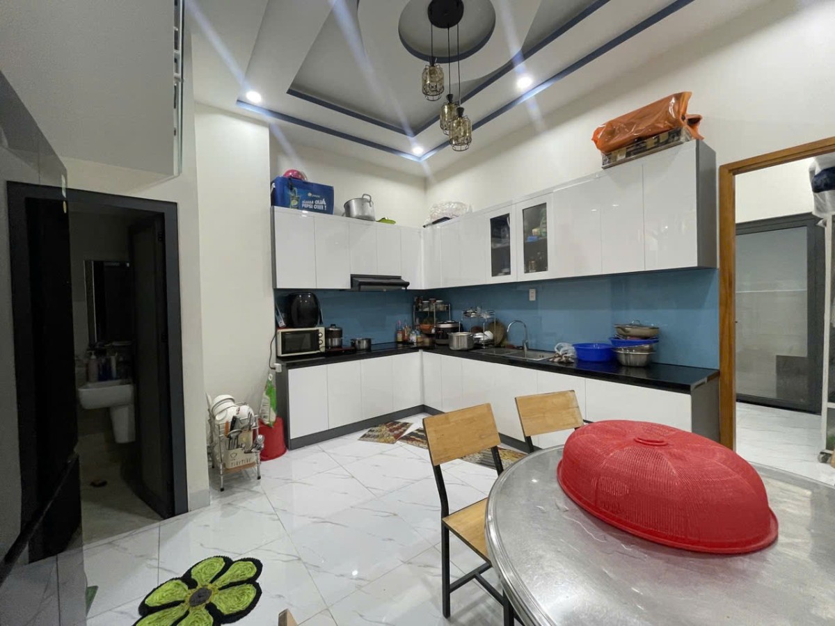 Nhà đẹp lung linh 3 tầng,84.5 m2, nhà mới. Hẻm Xe tải né nhau, thông các đường, gần Bệnh viện, Quốc