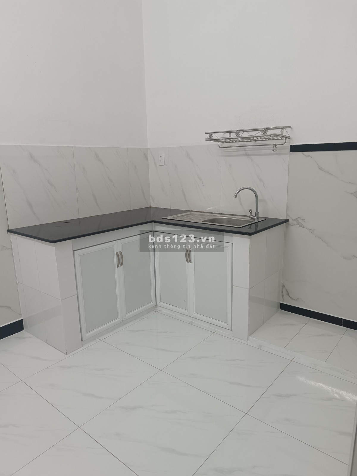 Chính chủ cho thuê nhà hẻm xe hơi, 5 phòng ngủ, gần trường học, chợ quận Phú Nhuận