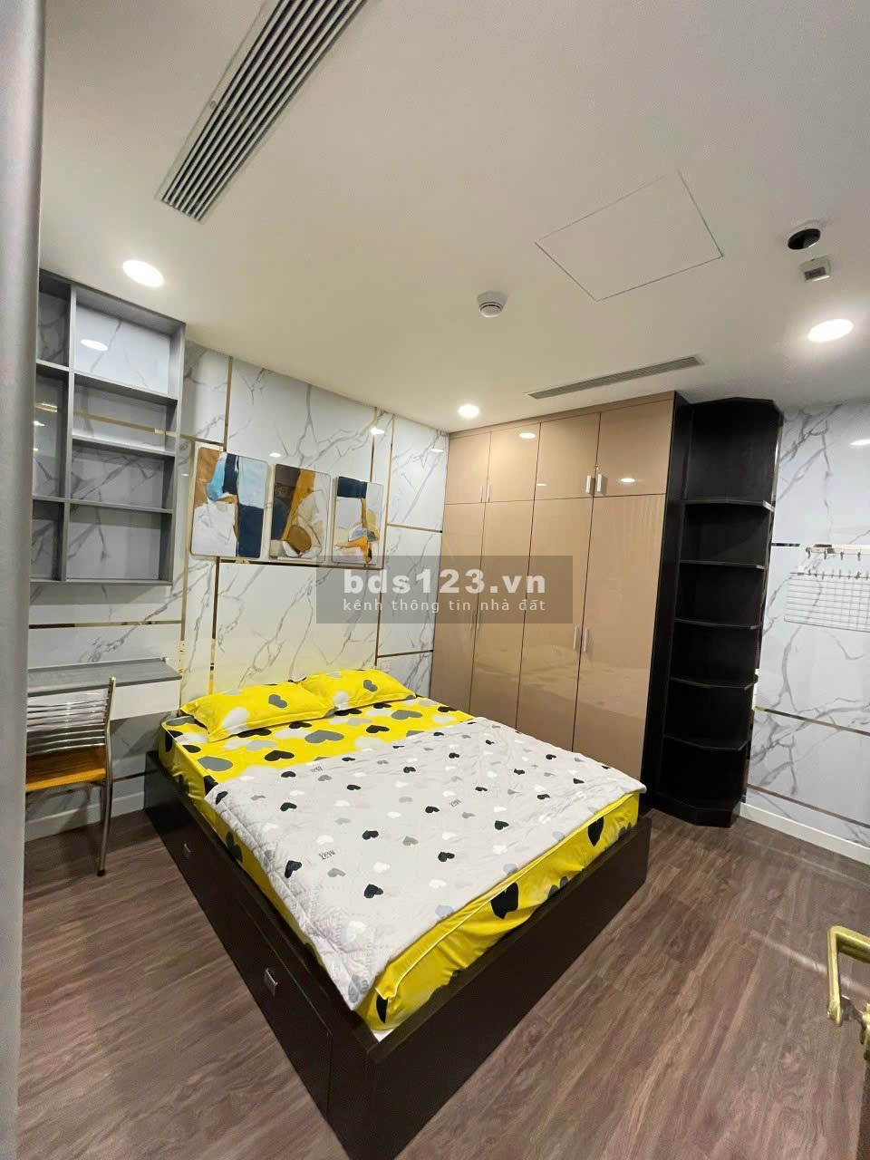 Gia đình cần bán căn hộ Sailing Tower 80m2, 2pn, 2wc, view công viên. Giá: 8.1 tỷ còn TL giảm