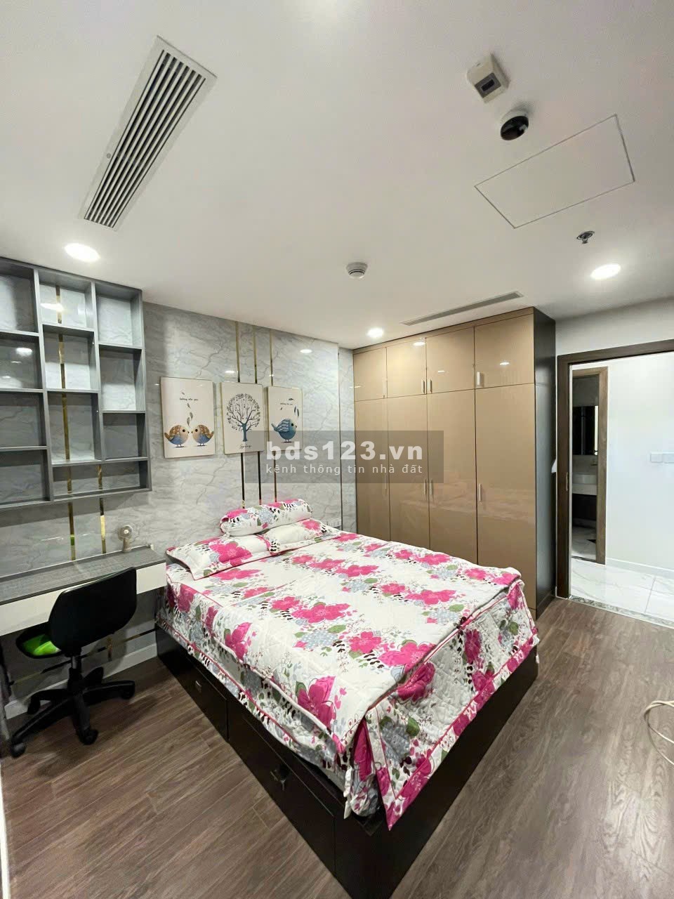 Gia đình cần bán căn hộ Sailing Tower 80m2, 2pn, 2wc, view công viên. Giá: 8.1 tỷ còn TL giảm