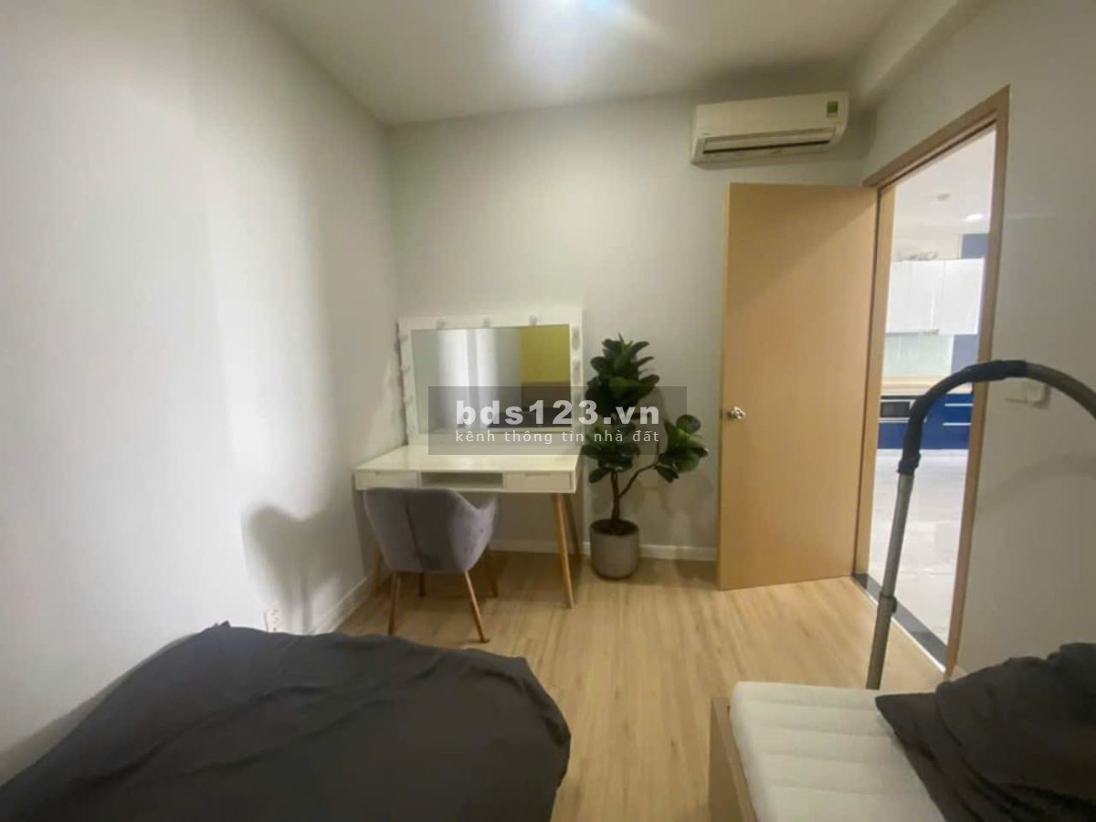 Gia đình cần bán CH Thuận Việt 75m2, 2PN, 1WC, căn góc, có bancon, SH lâu dài. Giá thật: 3.3 tỷ TL
