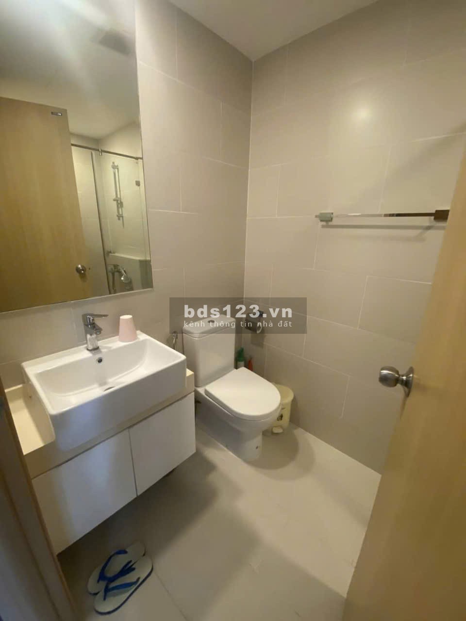 Gia đình cần bán CH Thuận Việt 75m2, 2PN, 1WC, căn góc, có bancon, SH lâu dài. Giá thật: 3.3 tỷ TL