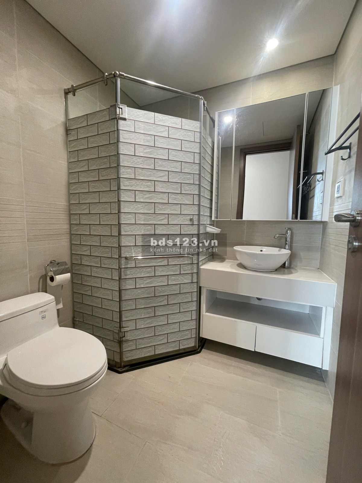 Chính chủ bán gấp trong tháng căn hộ 2PN - 2WC, tòa G1 Vinhomes Green Bay giá 3 tỷ. LH 0925128255
