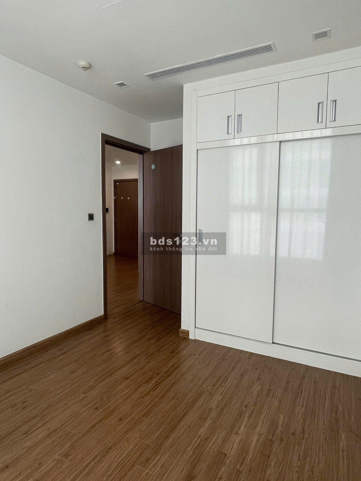 Chính chủ bán gấp trong tháng căn hộ 2PN - 2WC, tòa G1 Vinhomes Green Bay giá 3 tỷ. LH 0925128255