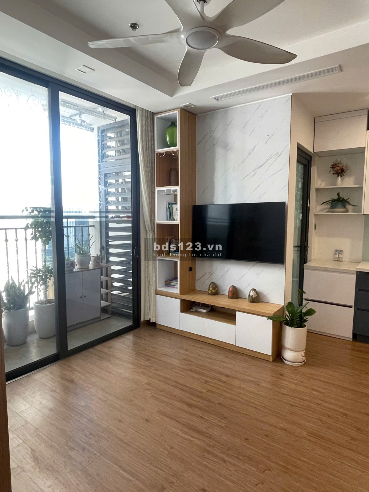 Chính chủ bán gấp trong tháng căn hộ 2PN - 2WC, tòa G1 Vinhomes Green Bay giá 3 tỷ. LH 0925128255