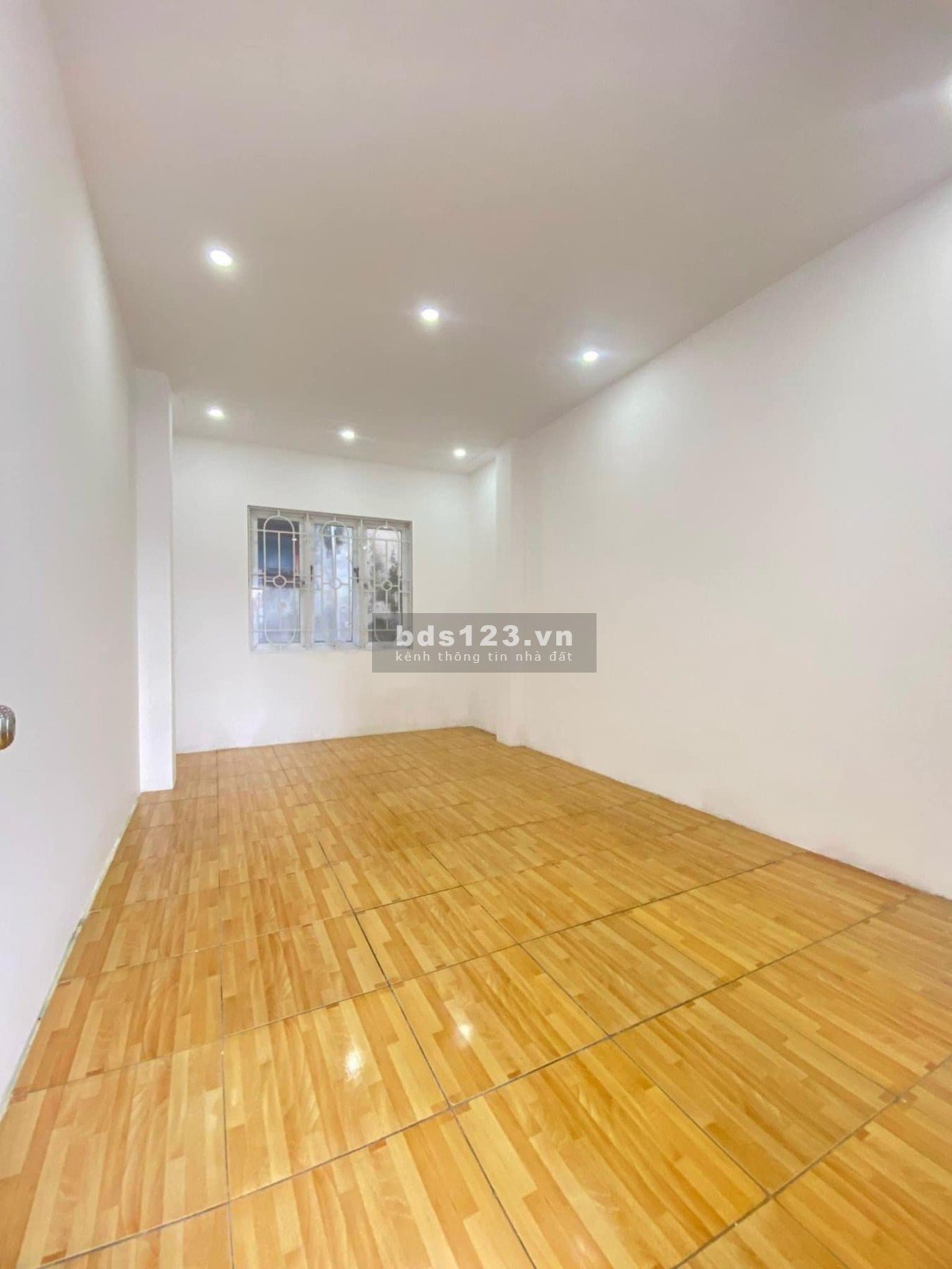 BÁN NHÀ - LẠC LONG QUÂN - 30M2 x 4 tầng - MẶT TIỀN 3 - 5,x ty