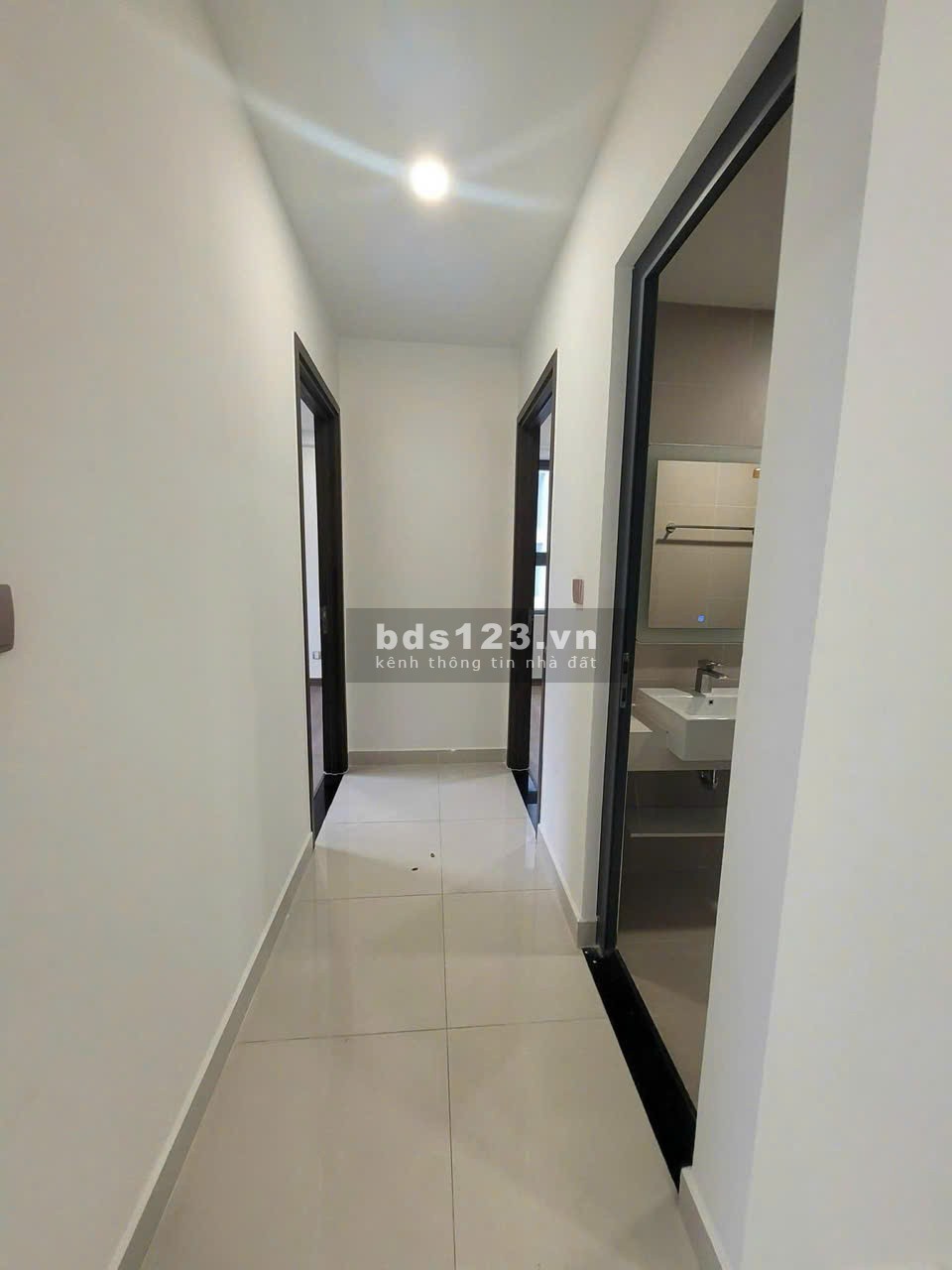 Cho thuê chung cư 590 CMT8, P10, Quận3: 98m2, 3p ngủ, máy lạnh 16tr