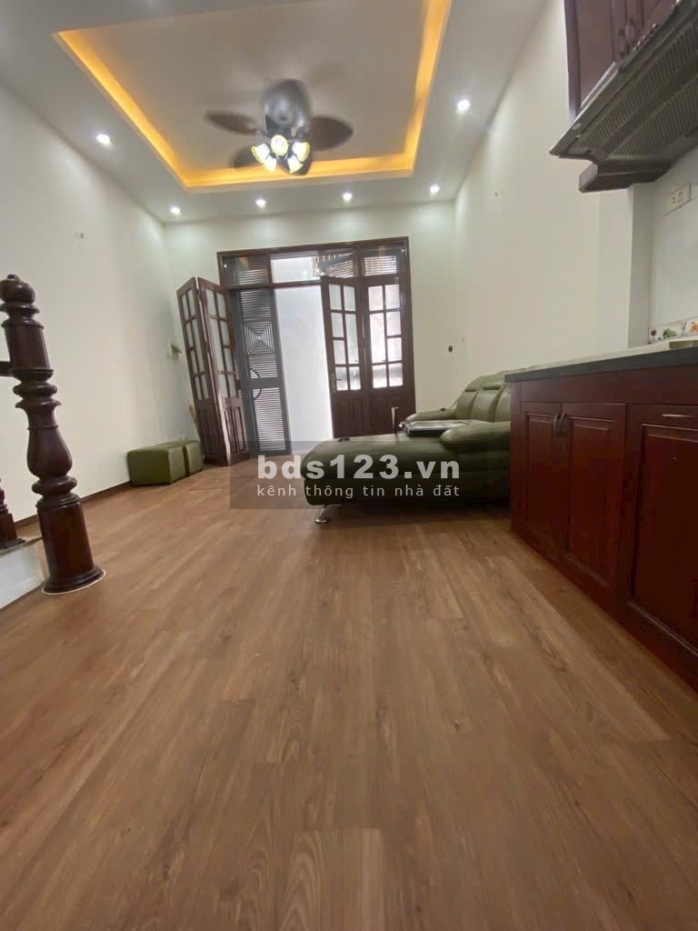 Lĩnh Nam, Hoàng Mai, 38m2, 5 tầng, 6.2 tỷ. Nhà mặt ngõ nông rộng