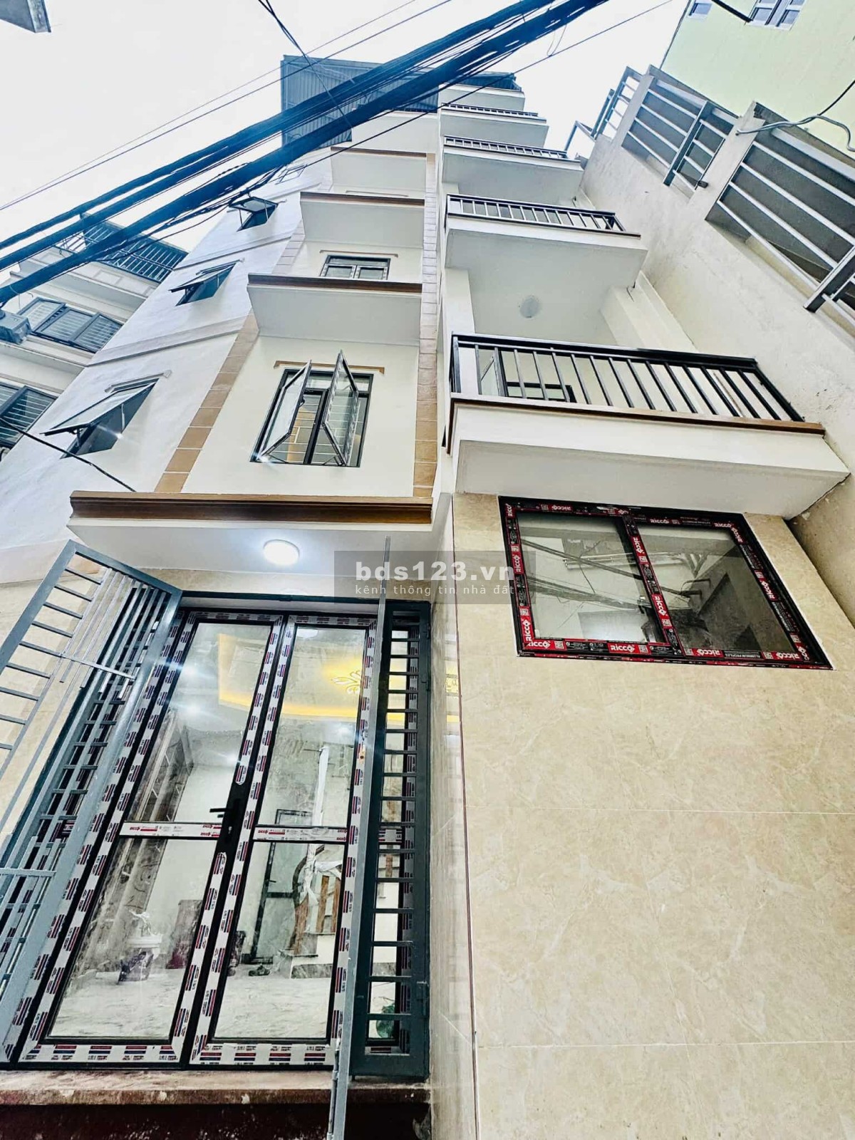 Nhà ngõ gần mặt đường Lĩnh Nam