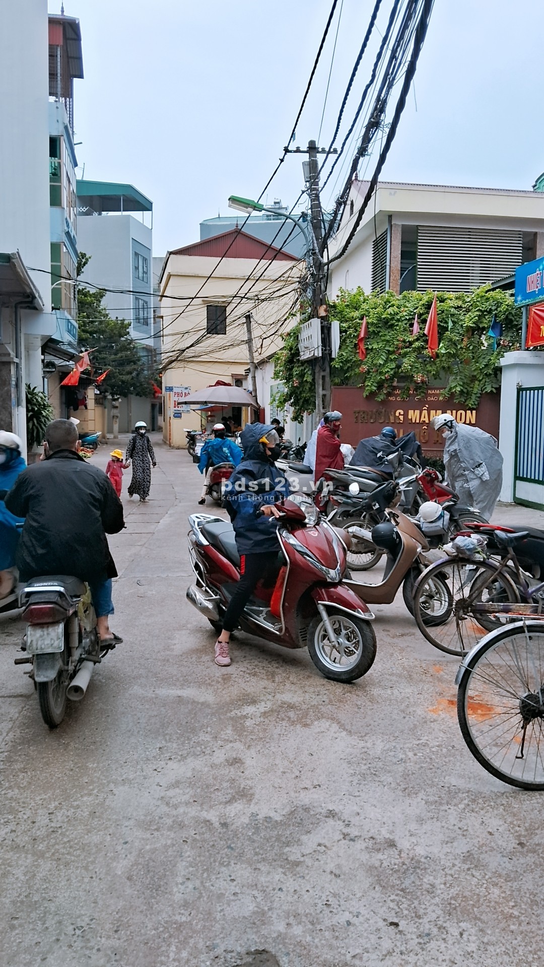 Chị gái ngõ 121 Tây Mỗ cần bán nhà giáp trường Mầm Non sau chợ sáng to đùng