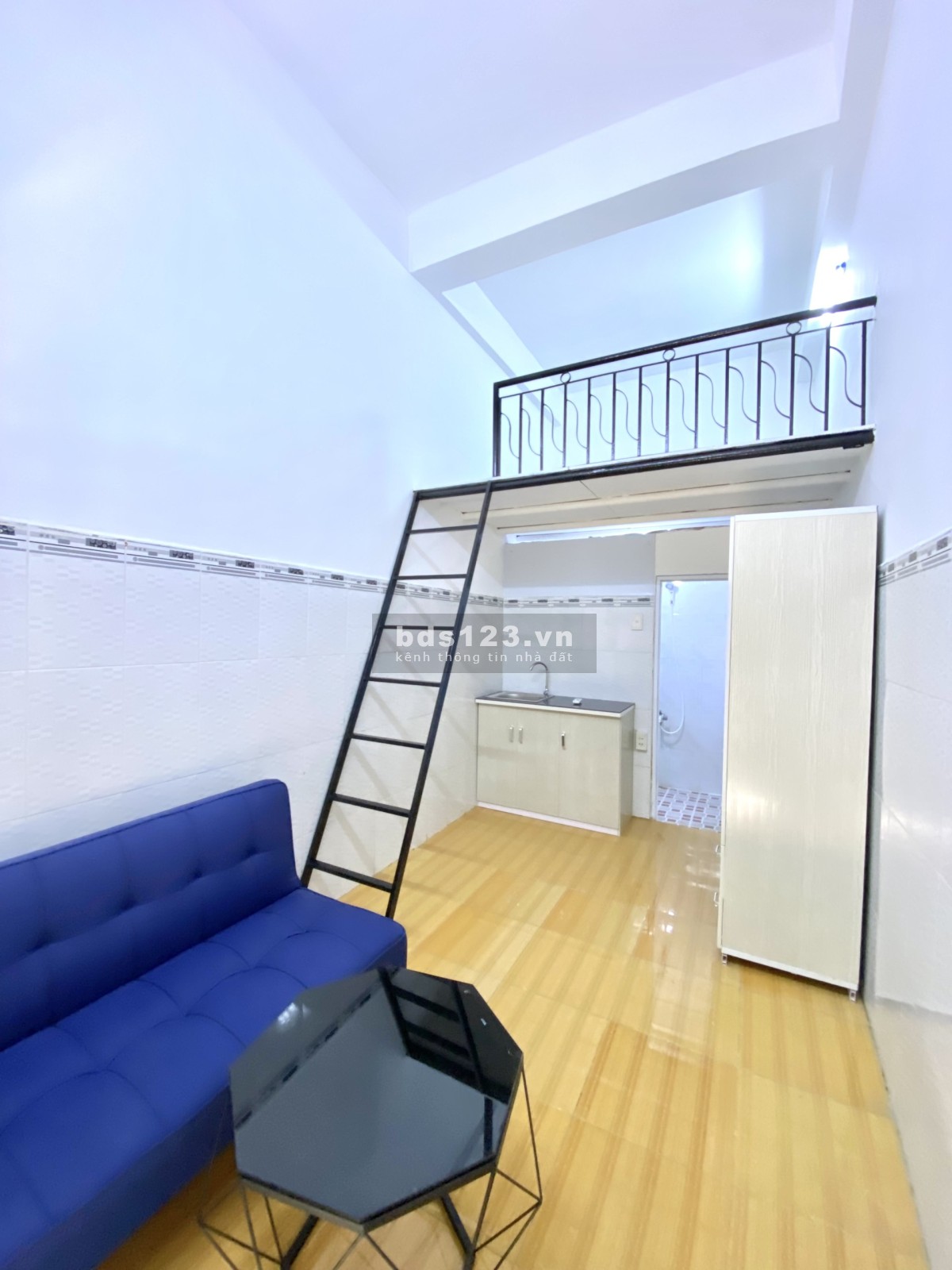 Phòng có gác mặt tiền hẻm. Lối đi riêng tư. Sát bên EMART