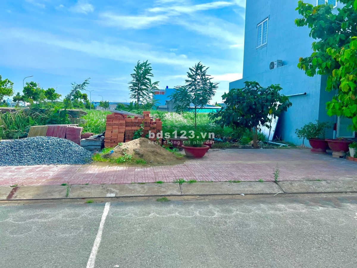 Bán lô đất full thổ cư có sổ hồng riêng vị trí rất đẹp cặp sát ở QL1 A